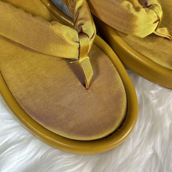 Mustard color flip flops. Unworn - Picture 3 of 5